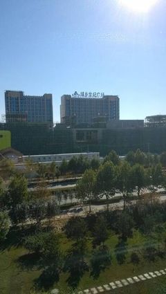 現(xiàn)征集購物中心八字標(biāo)語… 北京城鄉(xiāng)世紀廣場,北京城鄉(xiāng)貿(mào)易中心股份子公司.